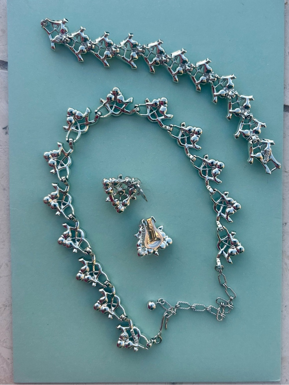 Beautiful KRAMER Faux Pearl & Silver-tone Necklace Bracelet & Earrings Set - Picture 5 of 11
